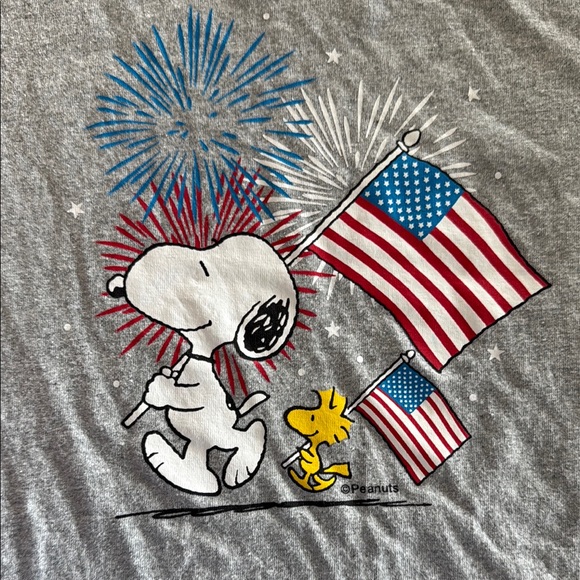 Peanuts 🇺🇸 Gray Snoopy Fireworks T-Shirt Unisex Kids Small, EUC - Picture 2 of 5